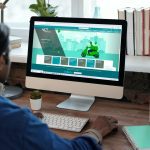 Pessoa ao computador a aceder a site do ACT