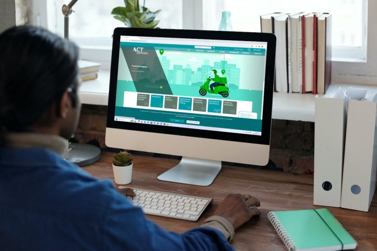 Pessoa ao computador a aceder a site do ACT
