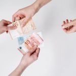 Pessoas com notas na mão